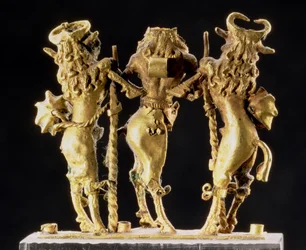 Anhänger in Form von drei halb Mensch, halb Stier Figuren, mesopotamisch, ca. 2600-2340 v. Chr.