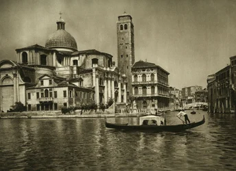 Eine Gondel im Canal Grande gegenüber der Kirche San Geremia im Stadtteil Cannaregio. Venedig. Fotografie von Wilhelm Bode