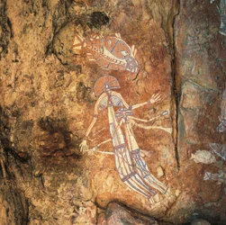 Aborigines-Felskunst der mythischen Frau und des Kindes bei Njambolmi nahe Nourlangie, Arnhem Land, NT, Australien