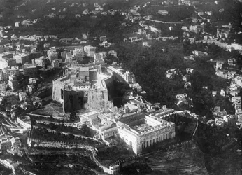 Luftaufnahme von Neapel, Italien, mit der mittelalterlichen Festung Castel Sant
