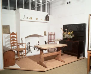 Arts and Crafts Innenraum mit Möbeln und Metallarbeiten, entworfen von Ernest Gimson und Ernest Barnsley