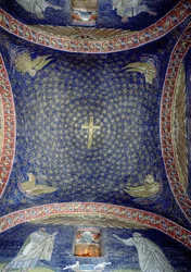Zentrales Gewölbe, das ein goldenes Kreuz in einem sternenübersäten Himmel mit den Attributen der Apostel darstellt, 5. Jahrhundert