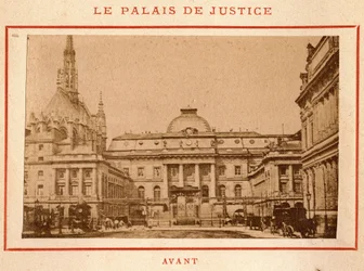 Kommune von Paris (1871): Blick auf den Justizpalast in Paris vor seinem Brand im Mai 1871. Fotografie von Pierre Pepetit.