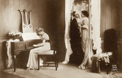 Liebespaar und junges Mädchen spielen Klavier, Paris, ca. 1920 (Postkarte)