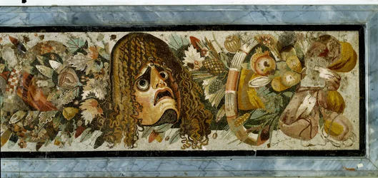 Dekoratives Paneel mit einer Girlande aus Masken, Laub und Früchten aus dem Haus des Fauns, Pompeji, 2. Jahrhundert v. Chr.