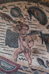 Detail des Fischfang-Mosaiks. Netzfischerei. 3. - 4. Jahrhundert. Römische Villa del Casale, Sizilien. UNESCO-Weltkulturerbe.