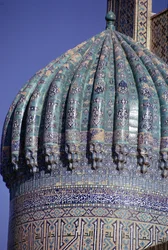 Detail der gekachelten Kuppel der Shirdar Madrasa, Timuridenzeit, Rigestan-Platz, ca. 1619-35