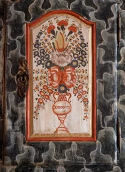 Tür eines handgefertigten Holzschranks mit handbemalter Blumendekoration, San Giovanni, Trentino-Südtirol, Italien, Detail