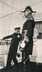 Edward, Prinz von Wales, erstes Kind von König George V., fotografiert mit Sir Charles Cust an Bord eines Schiffes
