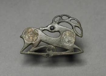 Fibel in Form eines liegenden Hirsches, ca. 400