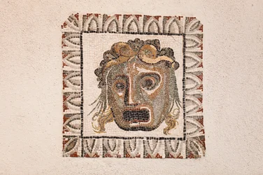Bodenmosaik aus dem 1. Jahrhundert v. Chr., das eine Dionysos-Maske darstellt, aus einer römischen Villa in der Nähe der Via Ruffinella in Rom, Nationalmuseum von Rom (Museo Nazionale Romano), Rom, Italien