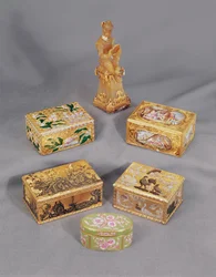 Vier Louis XV Stil emaillierte Gold-Schnupftabakdosen, Stroganoff, und deutsche Affen-Schnupftabakdose