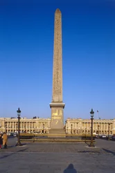 Frankreich, Paris, Luxor-Obelisk auf der Place de la Concorde, ein ägyptischer Obelisk, der über einem mit vergoldeten Hieroglyphengravuren bedeckten Bauwerk aufragt.