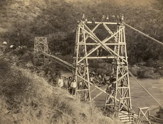 Fresno, Kalifornien: 1890. Diese Fotografie von C. C. Curtis zeigt die Smith-und-Moore-Brücke über den Kings River, die Teil einer von Hiram T. Smith und Austin D. Moore errichteten Holzrinne ist, mit der Holz aus der Sierra für ihr Unternehmen Kings