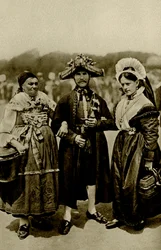 Deutschland. Menschen aus dem bayerischen Hochland in kostbaren mittelalterlichen Kostümen. 1920