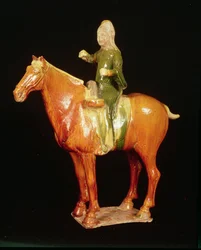 Glasierte Figur eines berittenen Trommlers T
