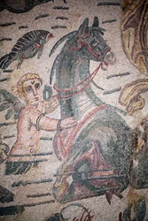 Halle des Arion. Meereslandschaft. Meereskreaturen. Nereiden und Tritonen. 3. - 4. Jahrhundert. Römische Villa del Casale, Sizilien. UNESCO-Weltkulturerbe.