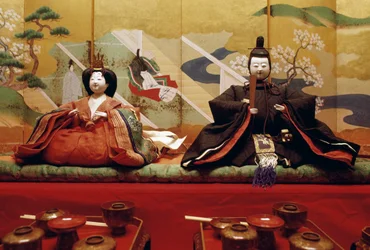Hina-Puppen, hergestellt aus Washi, traditionellem japanischem Papier, in raffinierter, eleganter Kleidung, Adels- oder Königsfamilie der Heian-Periode, Kurashiki, japanische Zivilisation