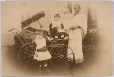 Indische Ayah mit ihren europäischen Schützlingen, ca. 1870