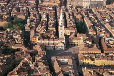 Italien, Emilia Romagna, Modena, Luftaufnahme der Stadt mit Kathedrale