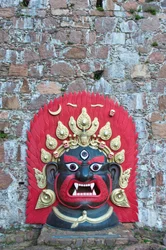 Große, bunt bemalte tibetische Maske aus Bronze; Dämon; Messner Mountain Museum Firmian von Reinhold Messner; Schloss Sigmundskron; bei Bozen; Südtirol; Trentino-Südtirol; Italien; Europa