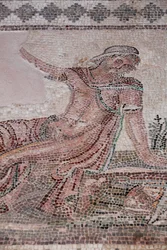 Narziss betrachtet sein Spiegelbild in einem Wasserbecken - Paphos-Mosaiken, Haus des Dionysos - Ende des 2. Jahrhunderts n. Chr. - Zypern