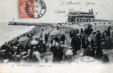 Normandie, Seine Maritime (76), Treport: die Menge der Urlauber am Strand und das Casino im Hintergrund - Postkarte von 1904