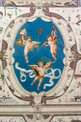 Oval, das drei Putti darstellt (1560), (Detail) der Decke der Halle der Grotesken, Della Manta Schloss, Manta (Cuneo), Piemont, Italien
