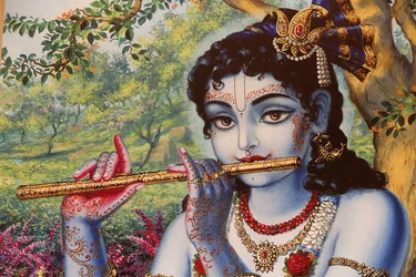 Gemälde darstellend den hinduistischen Gott Krishna, der draußen Flöte spielt. Indien