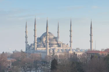 Panoramablick auf die Blaue Moschee kurz vor Sonnenuntergang, Istanbul, Türkei
