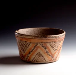 Präkolumbische Kunst, Maya-Zivilisation, klassische Periode: polychrome Tonschale, mit Zickzacklinien und Dreiecken verziert. Aus Petén, Guatemala. Maße: H. 10 x Durchm. 10,6 cm. Guatemala, Nationalmuseum für Archäologie und Ethnologie