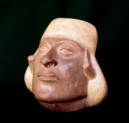 Präkolumbianische Kunst, Mochica-Zivilisation: Terrakotta-Vase, die einen Männerkopf darstellt - 200 v. Chr.-700 n. Chr. - Lima, Nationalmuseum für Anthropologie und Archäologie, Peru
