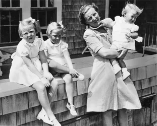 Prinzessin Juliana der Niederlande (rechts) und ihre drei blonden Töchter, Beatrix, 6, Irene, 4, und die 18 Monate alte Margriet Francesca, machen Urlaub auf Cape Cod und hoffen, dass der bevorstehende Zusammenbruch der deutschen Kriegsmaschinerie ihnen di