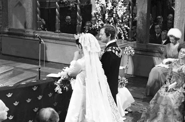 Königin Silvia und König Carl XVI. Gustaf während der Hochzeitszeremonie in der Storkyrkan in Stockholm