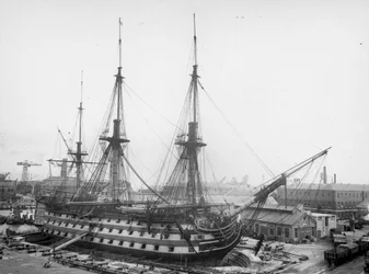Wiederinstallation der Vorkriegs-Takelage auf der HMS Victory, Portsmouth Harbour