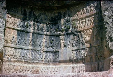 Felsrelief, das den sassanidischen König Shapur I. (241-72), die persische Kavallerie und Tributpflichtige darstellt, 3. Jahrhundert