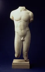 Römischer männlicher Torso einer jugendlichen Figur, nach einem polykletischen Bronzeoriginal aus dem 5. Jahrhundert v. Chr. (Vorderansicht) ca. 1. Jahrhundert n. Chr.