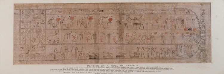 Abschnitt eines Papyrus mit kursiven Hieroglyphen mit dem Text des elften Abschnitts des Buches von Amtuat, der die Geburt des Sonnengottes in den Himmel bei Tagesanbruch beschreibt, gefunden im Sockel einer hölzernen Ptah-Sokar-Osiris-Figur