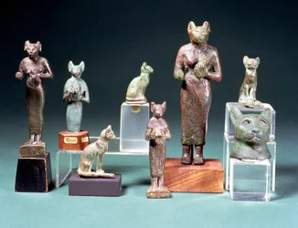 Mehrere Statuetten der Katzengöttin Bastet und Katzenfiguren, die dieselbe Göttin darstellen, ägyptisch, Spätzeit, ca. 664-300 v. Chr.