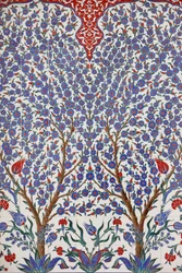 Scheich-Zayid-Moschee: Eines der 80 Iznik-Paneele - hochdekorierte Keramikfliesen, die im 16. Jahrhundert beliebt waren - die in Istanbuls kaiserlichen und religiösen Gebäuden deutlich zu sehen sind, Abu Dhabi, Vereinigte Arabische Emirate