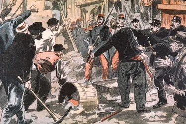 Kampf zwischen bretonischen Streikenden und Ordnungskräften auf einer Baustelle, Paris, frühes 20. Jahrhundert (Gravur)