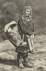 Schweden. Lappische Frau trägt ihr Baby in einer Wiege aus Rentierhaut. 1920