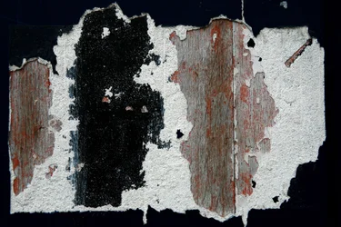 Zeitmarken. Abstrakte Kunst zeigt Formen als Zeugen der vergehenden Zeit. Farbflecken auf Holz. Fotografie von Michel Lunardelli