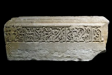 Grabstein. Iran, Siraf, 527 H./1133. Musée du Louvre