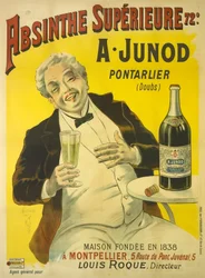 Ein Mann sitzt auf einer Bistroterrasse und lacht, während er ein Glas Absinth trinkt