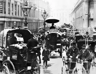 Vereinigtes Königreich: Eine geschäftige Szene an der Bank, die die Metropolitan und South Eastern Railways Bus zeigt. London, um 1878