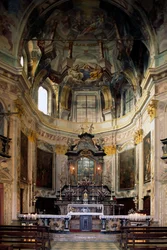 Blick auf Altar und Fresken von Lorenzo Peracino, Heiligtum der Madonna del Sasso, Piemont, Italien