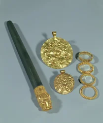 Wetzstein und Ringe mit granulierten Verzierungen, Susa, Iran, Elamitische Periode, ca. 1150 v. Chr.