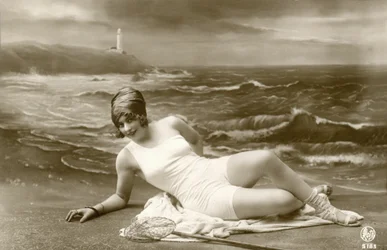 Frau im Badeanzug, ca. Anfang 1900 (Postkarte)