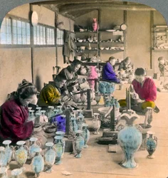 Dekorieren von Awata-Porzellan in den berühmten Kinkosan-Werken, Kyoto, Japan